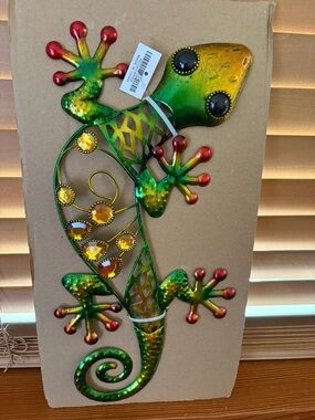 Colorful NWT Metal Gecko Lizard Wall Art - Green & Gold with Red Accents. 17”